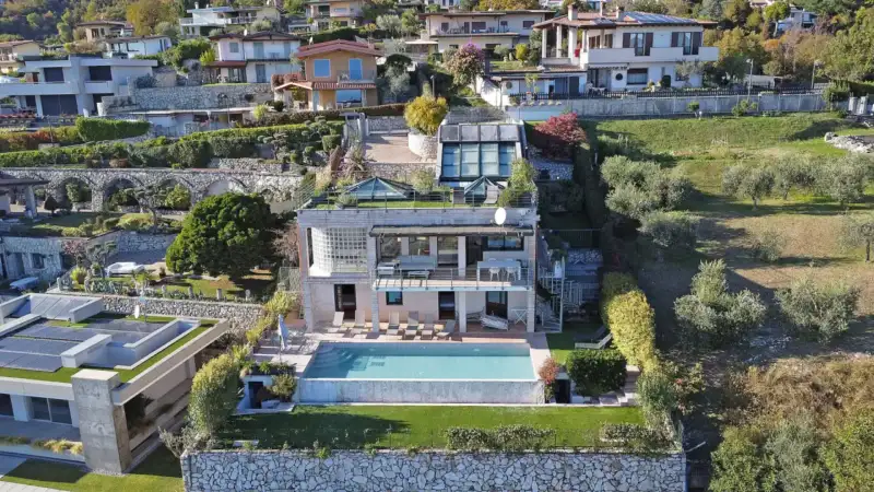 Einzelvilla in Panoramalage mit exklusivem Infinity-Pool, in Villanuova sul Clisi, Salò