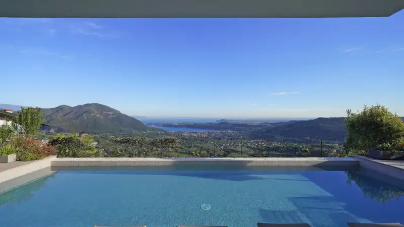 Einzelvilla in Panoramalage mit exklusivem Infinity-Pool, in Villanuova sul Clisi, Salò