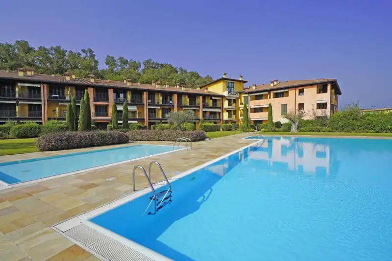 Helle Dreizimmerwohnung in einer Anlage mit Pool und Seeblick in Puegnago del Garda, Puegnago sul Garda
