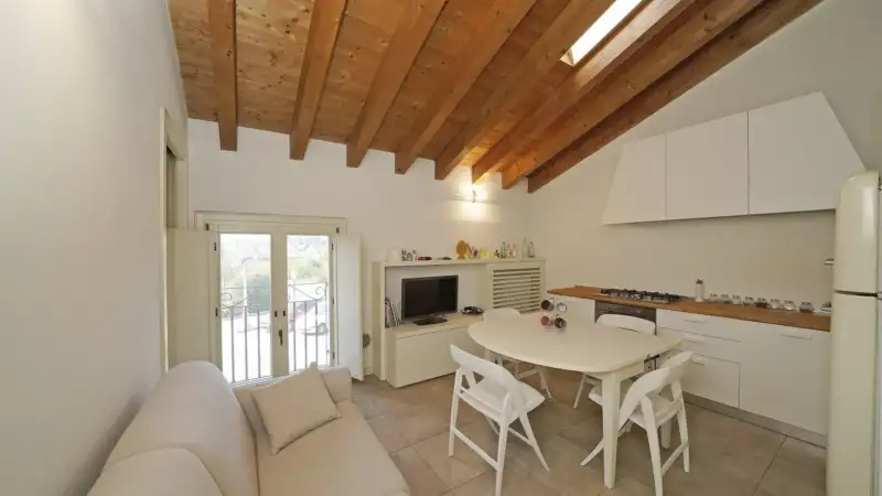 Charmante Wohnung in einem historischen Gebäude mit Pool in Polpenazze del Garda, Polpenazze del Garda