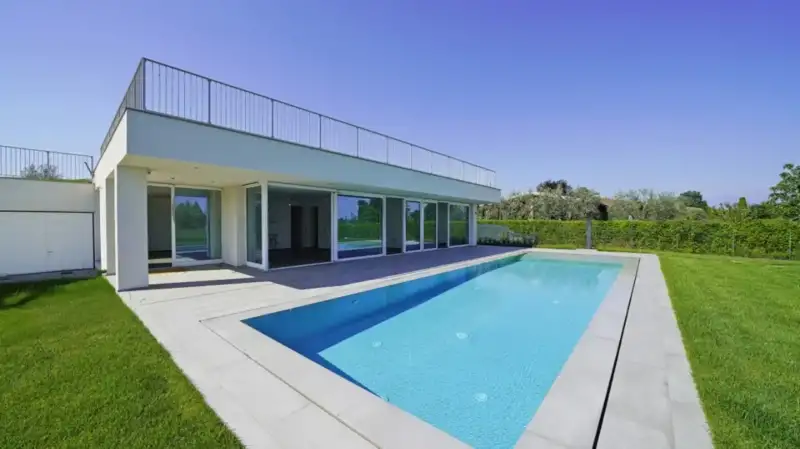 Moderne, Villa mit Pool, panoramischer Dachterrasse und Seeblick in Manerba del Garda, Manerba del Garda
