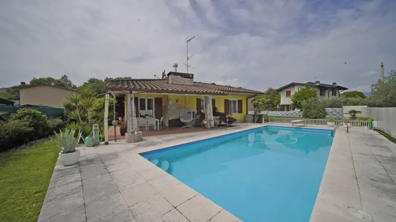 Einfamilienvilla mit Pool in Puegnago del Garda, Puegnago sul Garda