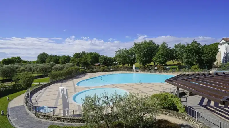 Elegante Erstgeschoss-Wohnung in einer Wohnanlage mit Pool in Manerba del Garda, Manerba del Garda