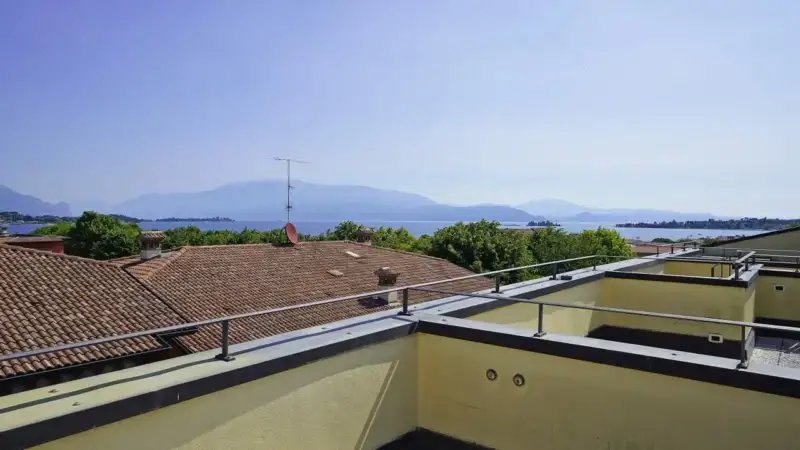 Wohnung mit Terrasse und Seeblick in einer Wohnanlage mit Pool in Manerba del Garda, Manerba del Garda