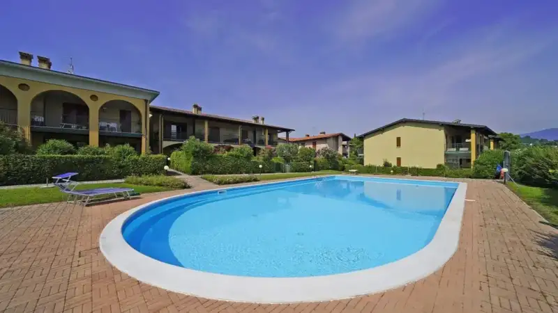 2-Zimmer-Wohnung mit Garten, in einer Wohnanlage mit Pool in Manerba del Garda, Manerba del Garda