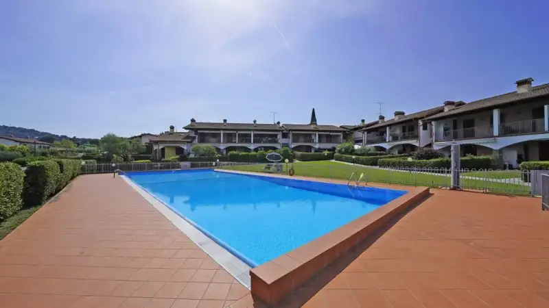 Wohnung mit Privatgarten in einer Residenz mit Pool in Manerba del Garda, Manerba del Garda