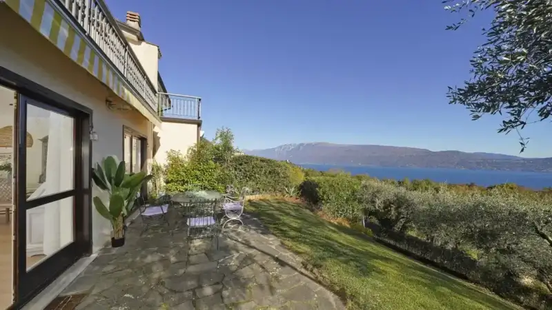 Ampio trilocale con giardino vista lago in residence con piscina, Toscolano Maderno