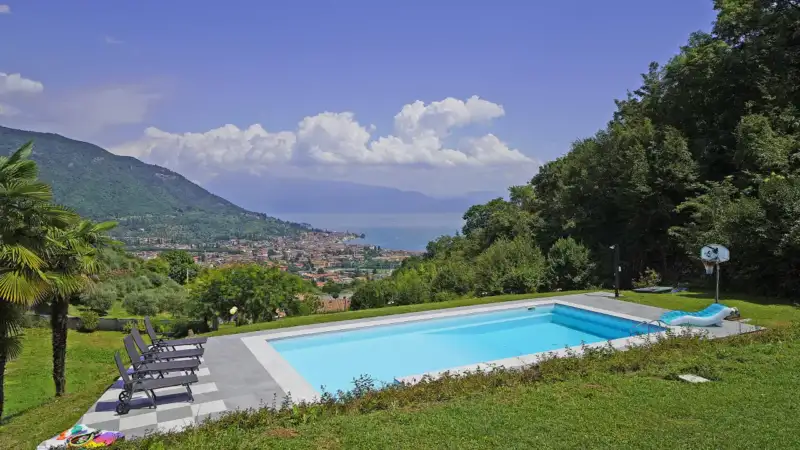 Freistehende Villa mit Pool und fantastischem Seeblick in Salò zu verkaufen, Salò
