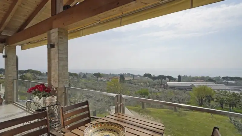 Freistehende Villa mit Seeblick in Padenghe sul Garda zu verkaufen, Padenghe sul Garda