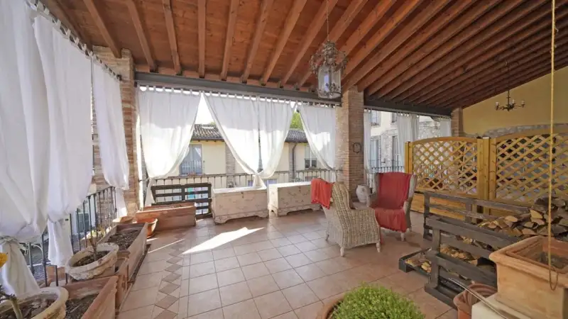 Große Vierzimmerwohnung mit Schwimmbad zu verkaufen in Lonato del Garda, Lonato del Garda