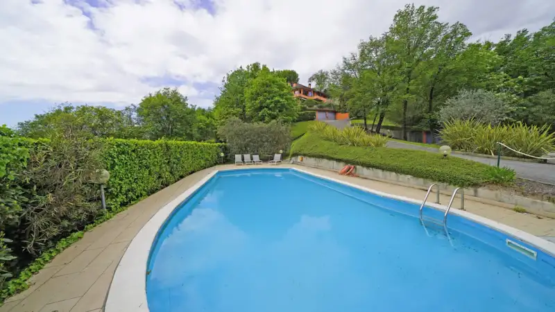 Renovierte Dreizimmerwohnung mit privatem Garten und Seeblick in Soiano del Lago, Soiano del Lago