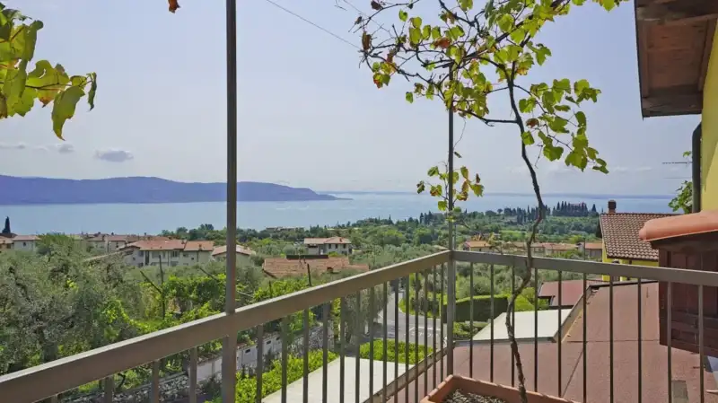 Meravigliosa Porzione di bifamiliare con giardino e vista lago, Toscolano Maderno