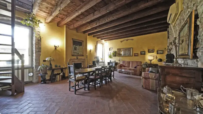 Porzione di casa cielo/terra in centro storico di Salò, Salò