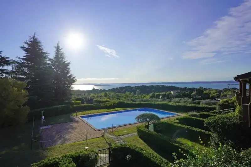 Helle Dreizimmerwohnung mit schönem Seeblick in Soiano del Lago, Soiano del Lago