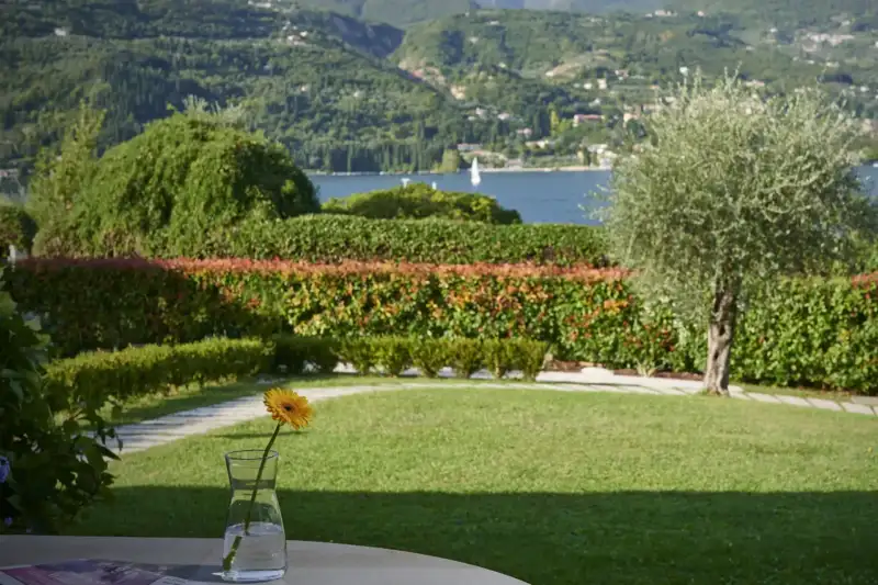 Elegante Villa mit Seeblick und Garten in Portese, San Felice d/B, San Felice del Benaco