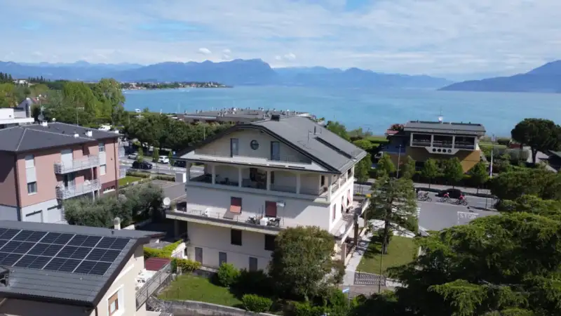 Ein ganzes Gebäude in Sirmione mit 3 Etagen, bestehend aus 2 Ladenlokalen und 4 Wohnu, Sirmione