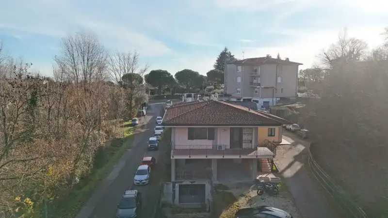 Geräumige Dreizimmerwohnung im ersten Stock in Soiano del Lago, Soiano del Lago