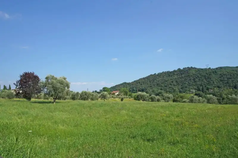 Rustico da ristrutturare con terreno, Roè Volciano