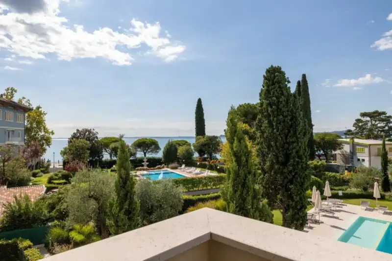 Exklusive Zwei-Zimmer-Wohnung mit Terrasse am See in Maderno, Toscolano Maderno