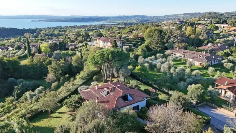 Freistehende Villa mit Seeblick und großem Garten in Soiano del Lago, Soiano del Lago