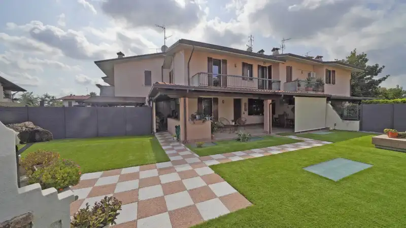 Elegante Villa di Testa con Giardino Privato a Sirmione, Lugana, Sirmione