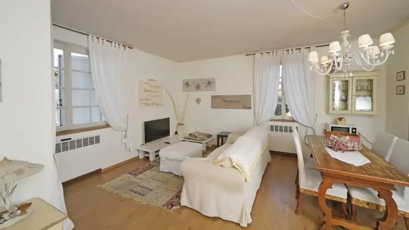 Colombare. Renovierte Dreizimmerwohnung mit sehr zentraler Lage, Sirmione