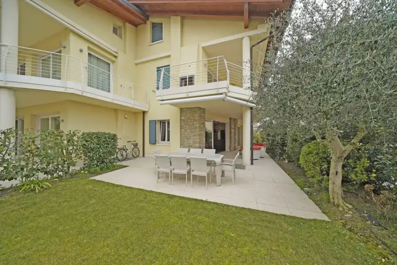 Elegantissimo quadrilocale al piano terra con giardino di proprietà in Sirmione, Sirmione