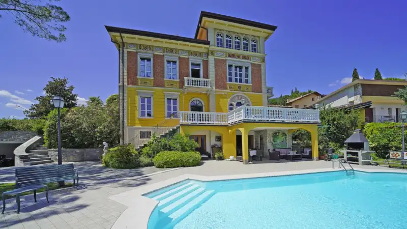 Jugendstil-Villa mit Swimmingpool und Seeblick in Roé Volciano zu verkaufen, Roè Volciano