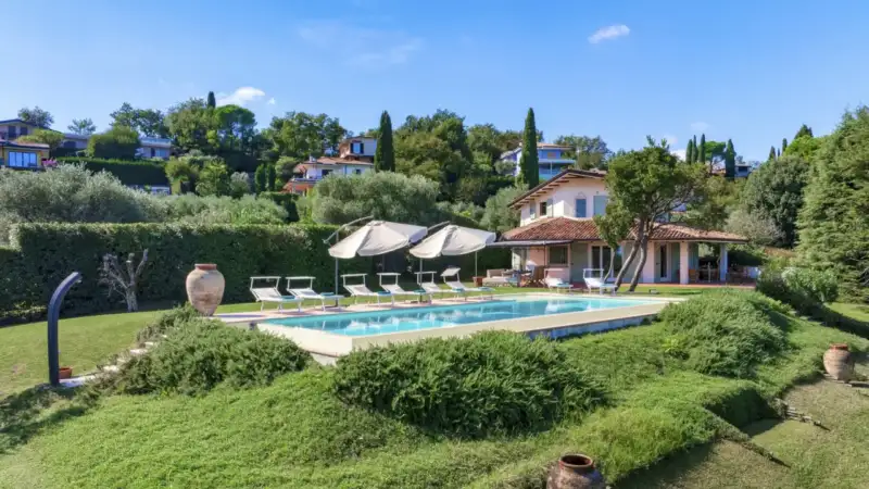 Villa mit Seeblick und Infinity-Pool, in San Felice del Benaco zu verkaufen, San Felice del Benaco