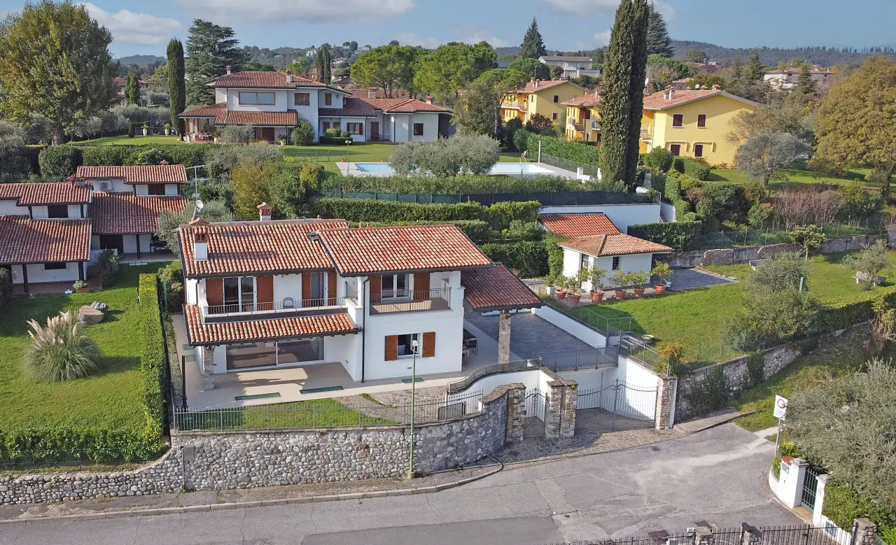 Villa mit Garten und Tor von oben in Soiano del Lago