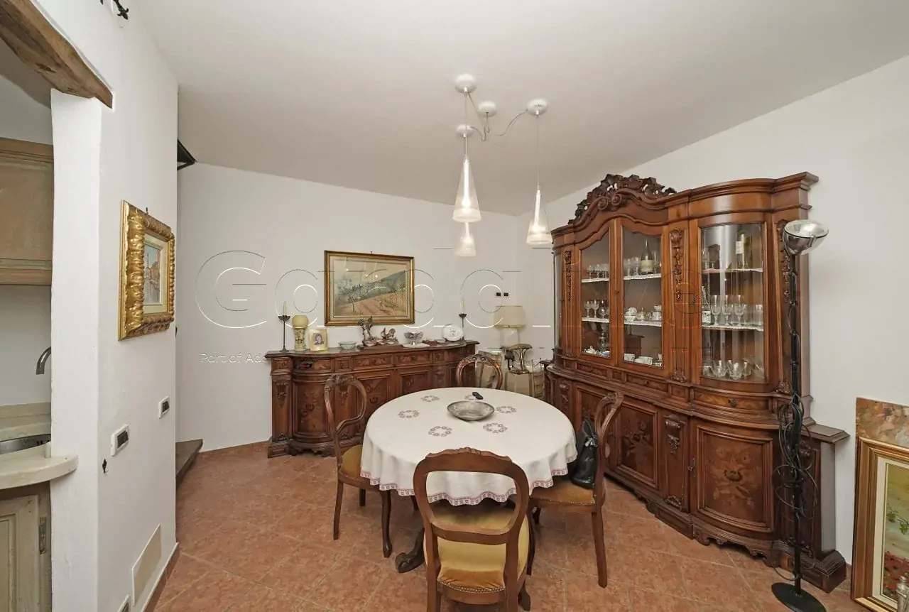 Wohnzimmer mit runden Tisch und geschnitzten Holzmöbeln