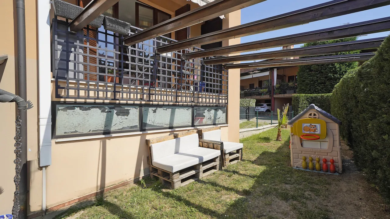 Privater Garten mit Bänken und Spielhaus für Kinder