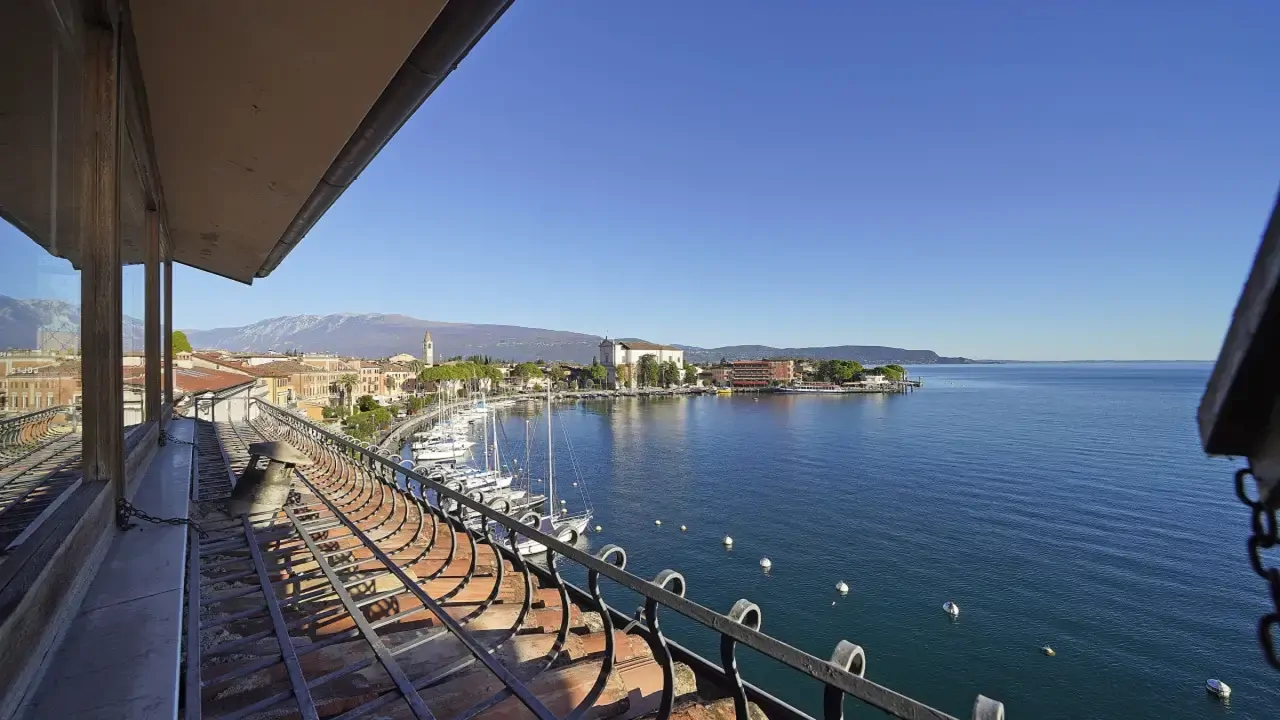 Blick auf die Bucht von Maderno von der Penthouse-Terrasse