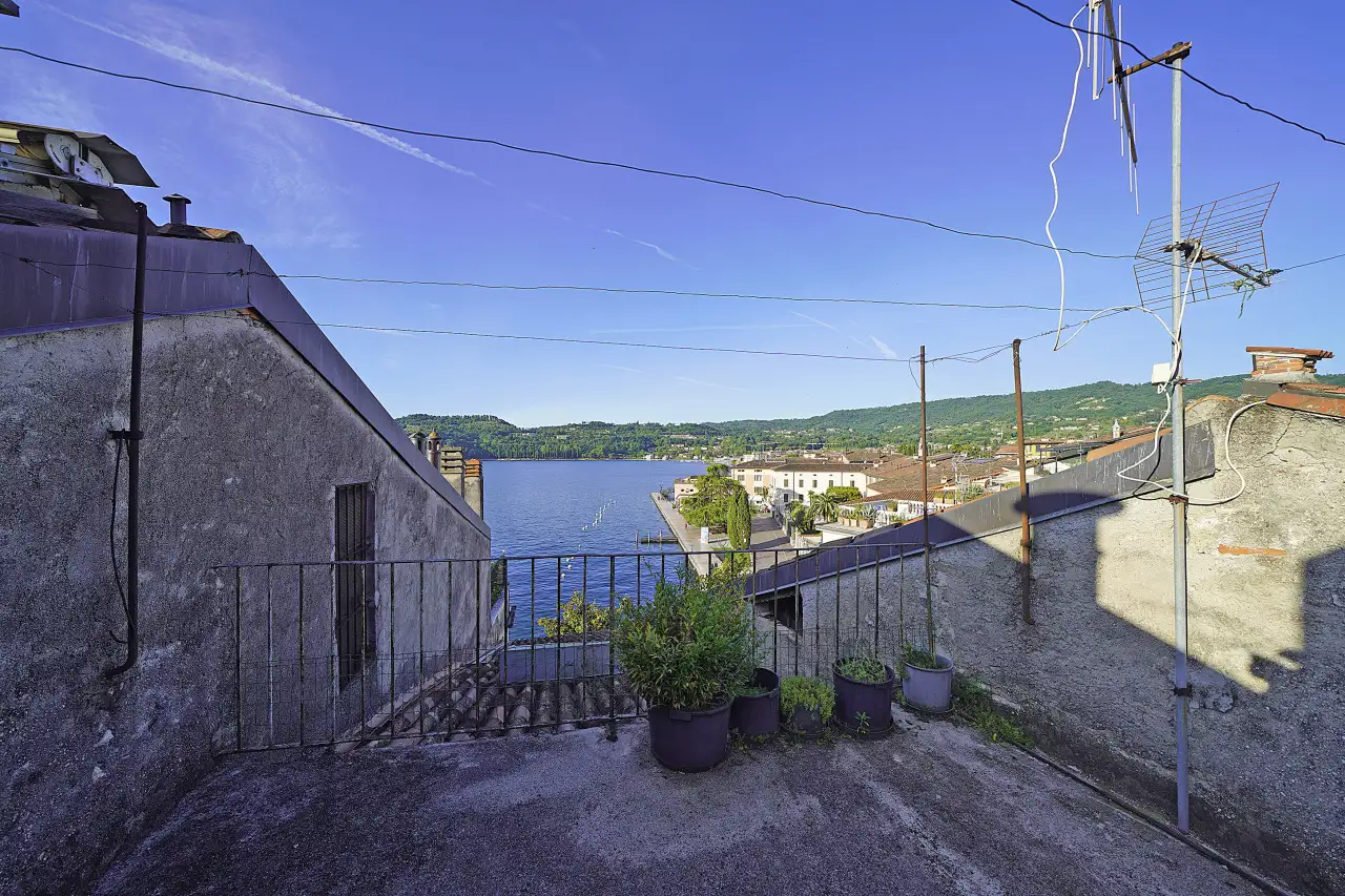 Terrasse mit Seeblick und nahegelegenen Dächern