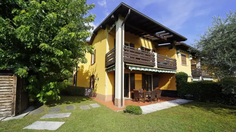 Wohnung mit privatem Garten in einer Wohnanlage mit Swimmingpool in Soiano del Lago, Soiano del Lago