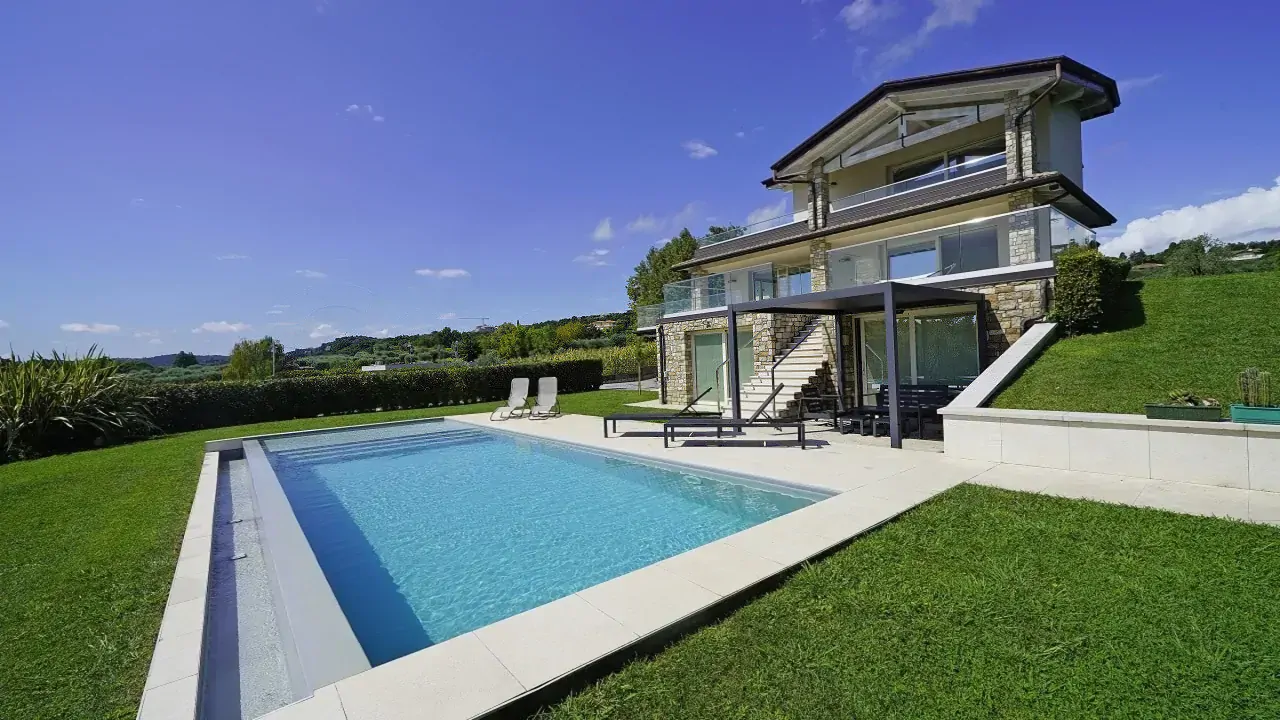 Villa moderna con piscina e giardino