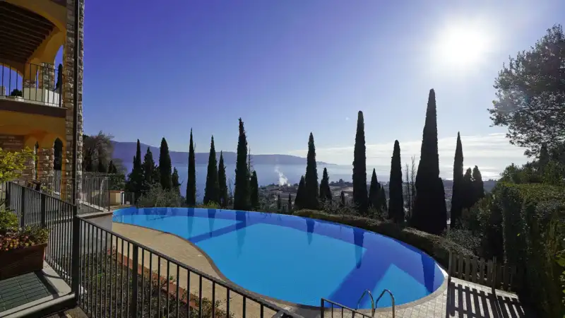 Zweizimmerwohnung mit Panoramaterrassen und Seeblick in Pulciano, Toscolano Maderno