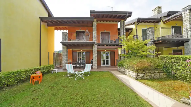 Kleine Villa in einer Wohnanlage mit Pool und Seeblick in Manerba del Garda, Manerba del Garda
