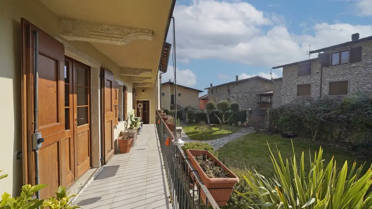 Balkon mit Geländer und Blick auf den privaten Garten