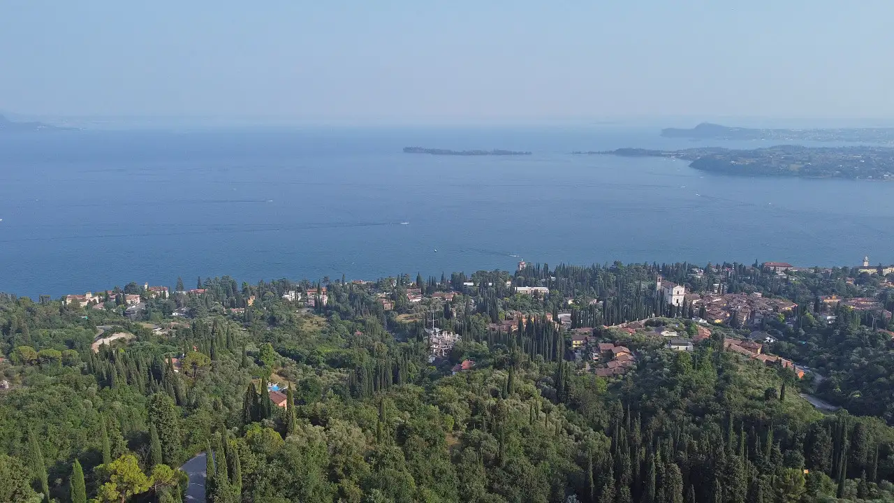 Veduta panoramica del lago e della vegetazione circostante a Gardone Riviera
