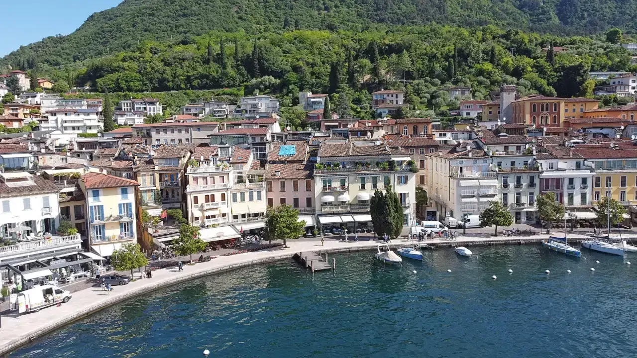 Veduta aerea del lungolago di Salò con edifici e colline sullo sfondo