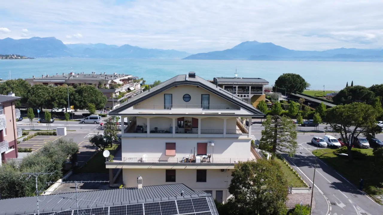 Palazzina su tre livelli con vista sul lago e parcheggi circostanti