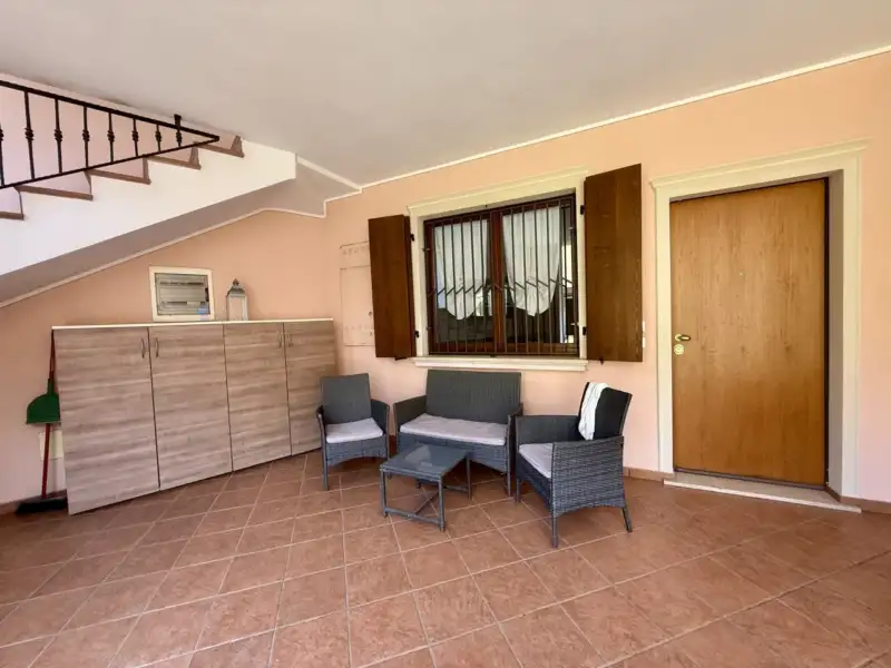 Wohnung im Erdgeschoss mit überdachtem Parkplatz im Zentrum von Puegnago del Garda, Puegnago sul Garda