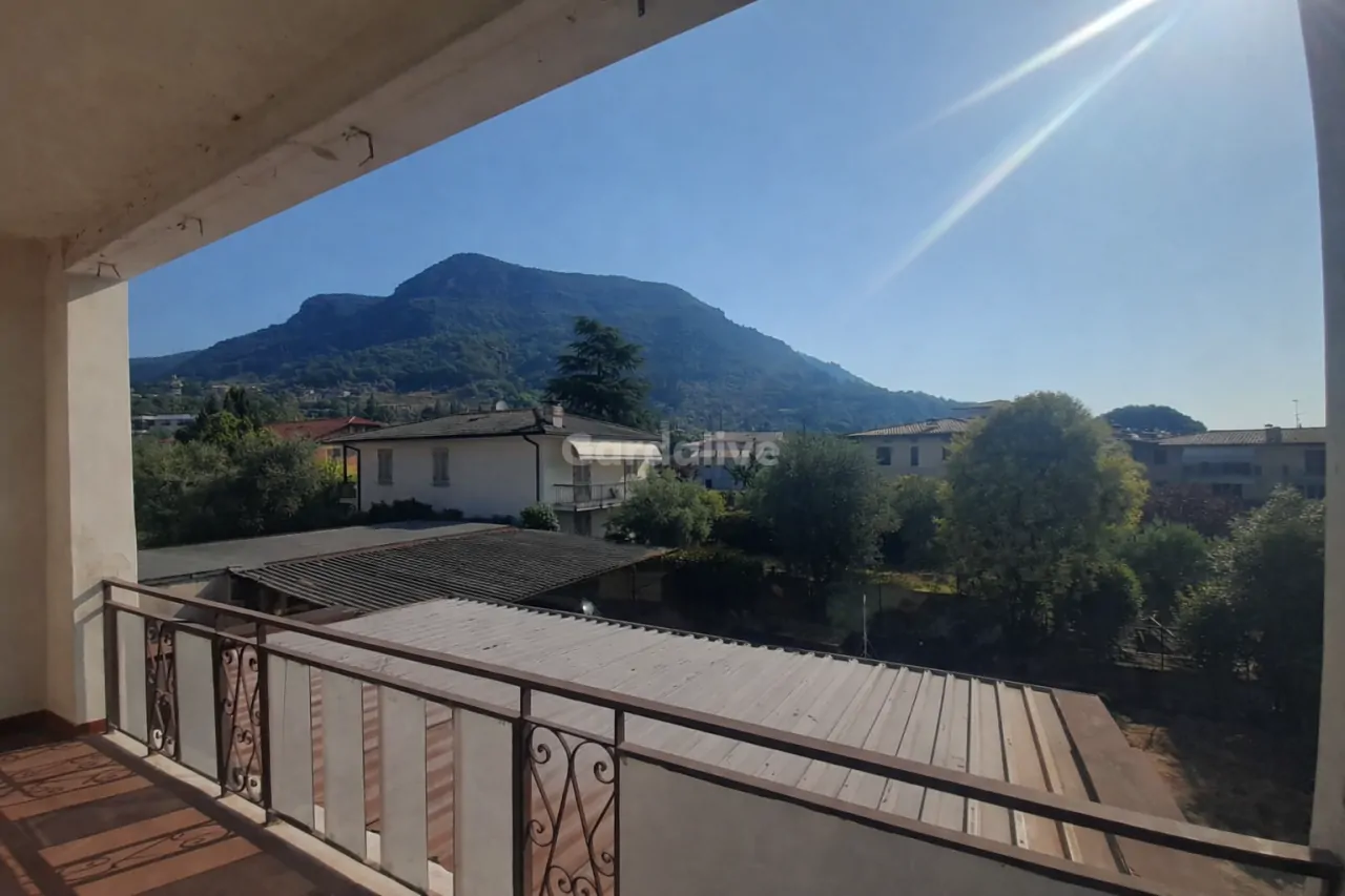 Terrazza con ringhiera e vista sulla montagna