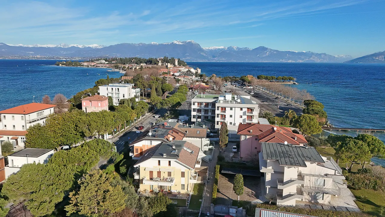 Veduta aerea di Sirmione con lago e montagne sullo sfondo