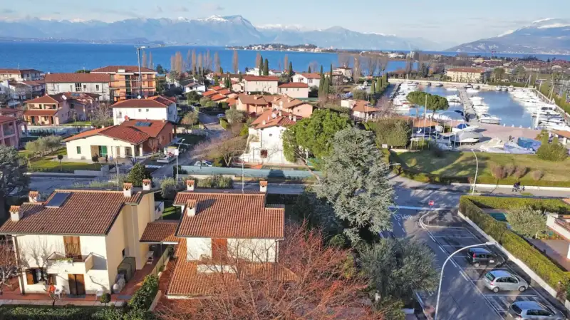 Unabhängige Villa zum Verkauf in Sirmione nur ein paar Meter vom See entfernt, Sirmione