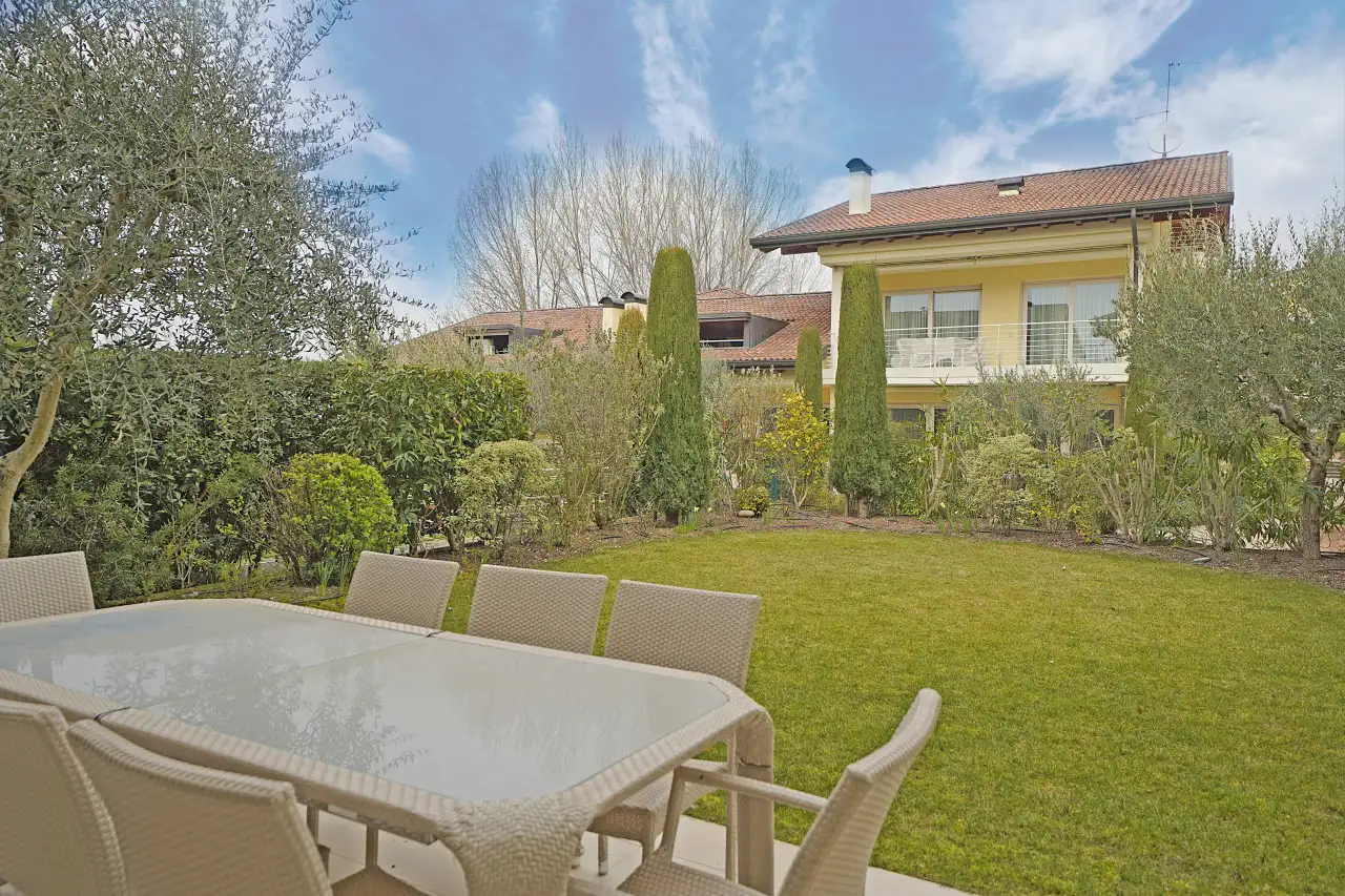 Giardino con tavolo da pranzo e sedie all'aperto