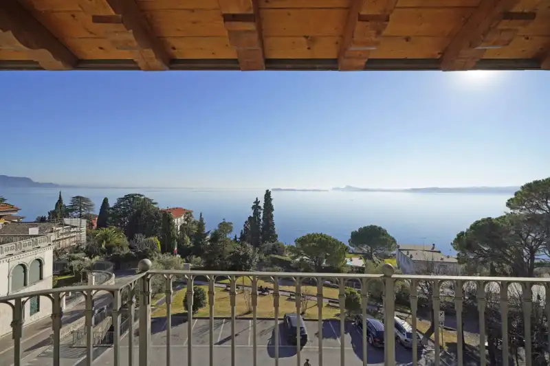 Three-room apartment with fantastic lake view in Gardone Riviera, Gardone Riviera