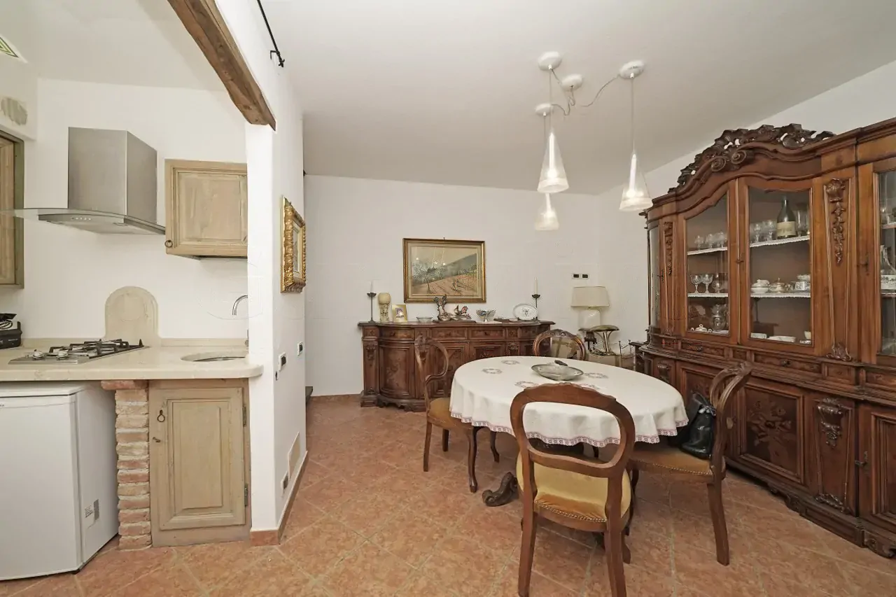 Wohnzimmer mit runden Tisch und geschnitzten Holzmöbeln