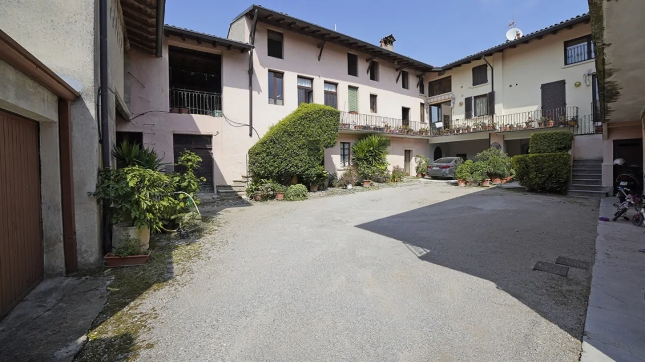 Internal courtyard with plants and house entrances